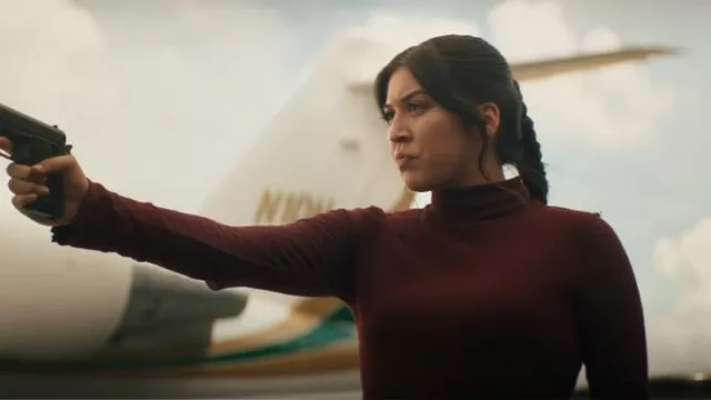 AllSaints Rina Top de manga larga con cuello vuelto usado por Maya Lopez (Alaqua Cox) como se ve en Echo (S01E01)