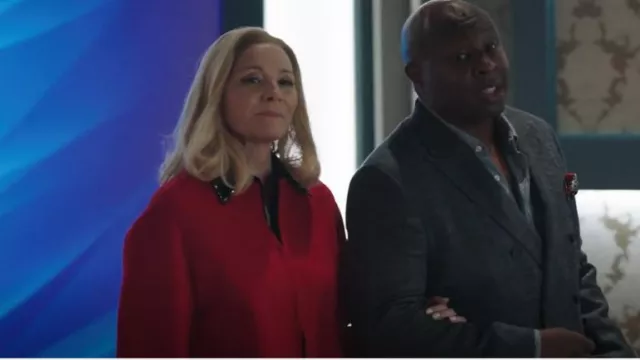 Manteau Valentino à volants porté par Margaret Monreaux (Kim Cattrall) dans Filthy Rich (S01E03)