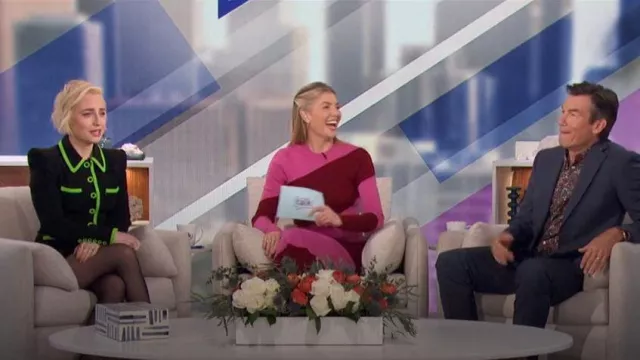 Mini-robe en crêpe de laine à cadre portée par Zoe Lister-Jones comme on le voit dans The Talk le 3 janvier 2024