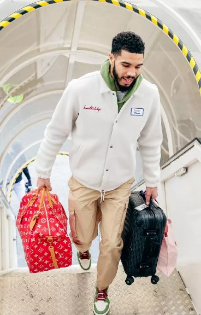 Chaqueta Jordan x Union Light Grey Coached usada por Jayson Tatum en la cuenta de Instagram @jaytatum0