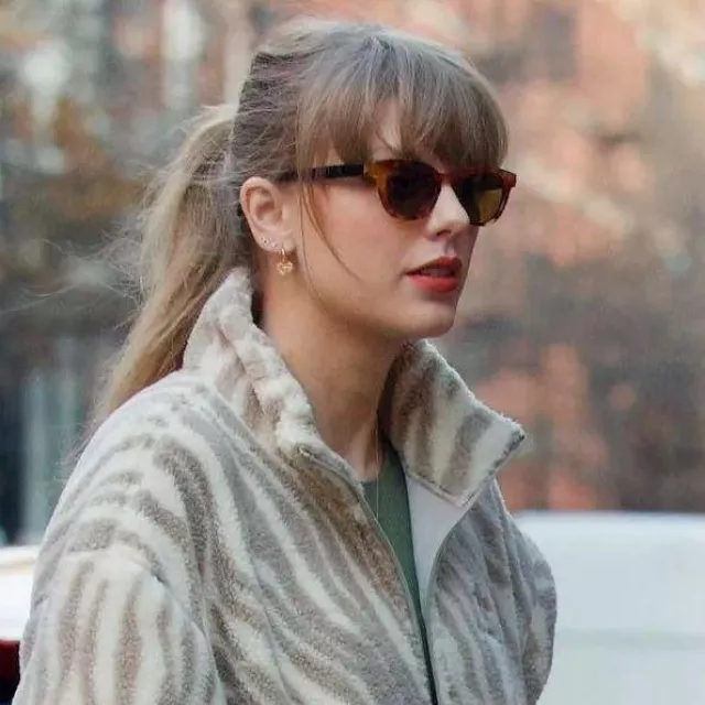 Animal Print Sherpa Fleece Full Zip Jacket of Taylor Swift on the ...