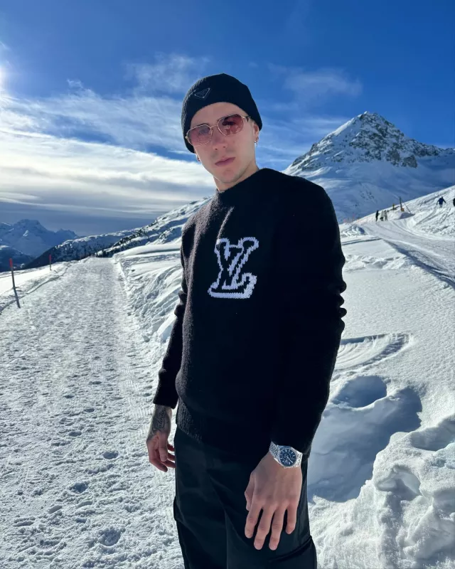 Pull Louis Vuitton noir et blanc à voiles LV porté par Enzo Fernández sur le compte Instagram @enzojfernandez