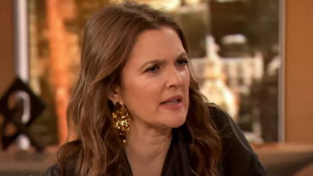 Alexis Bittar Crumpled Gold Large Post Earrings worn by Drew Barrymore as seen in The Drew Barrymore Show on January 12, 2024