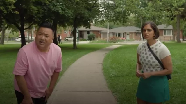 Suéter de jersey con estampado de monograma recortado de Maje usado por Camille Pham (Rakhee Morzaria) como se ve en Run The Burbs (T03E02)