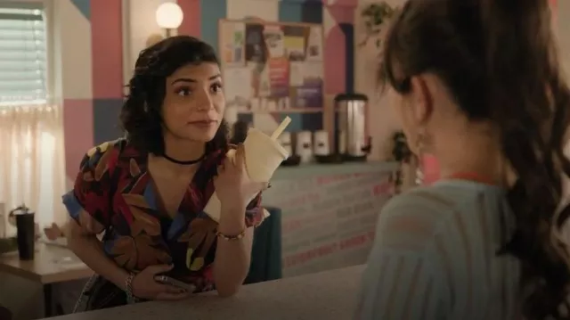 Chemise en lin à imprimé floral Scotch & soda portée par Dean Mendis (Paloma Nuñez) comme on le voit dans Run The Burbs (S03E02)