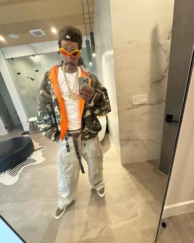 Balenciaga Beige Distressed Baggy Zip-Off Cargo Pants porté par Wiz Khalifa sur le compte Instagram @wizkhalifa