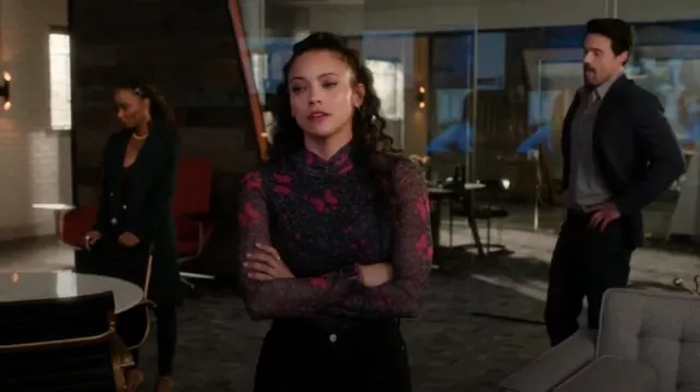 Top en maille Ted Baker Kamill porté par Lacey Quinn (Gabrielle Walsh) comme on le voit dans Found (S01E13)