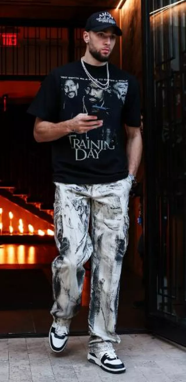 Pantalon cargo Rta Crème et Noir à imprimé délavé 'Theo' porté par Zach LaVine sur le compte Instagram @zachlavine8