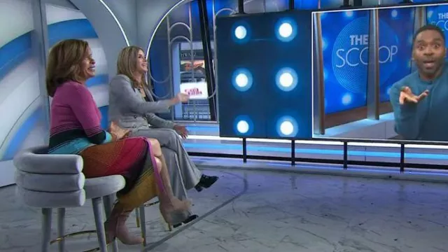Pull Staud Shoko à rayures mosaïque porté par Hoda Kotb comme on le voit dans Today with Hoda & Jenna le 17 janvier 2024