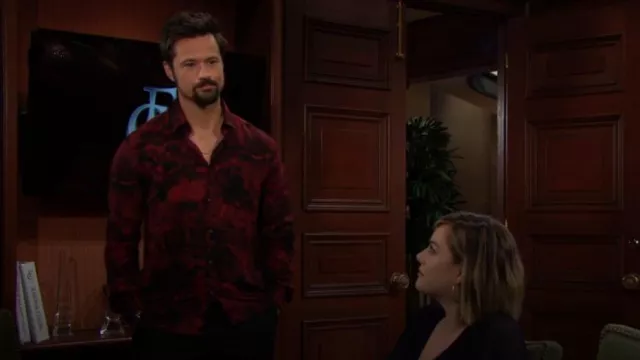 Camisa de Hugo Ermo en rojo oscuro usada por Thomas Forrester (Matthew Atkinson) como se ve en The Bold and the Beautiful el 10 de enero de 2024