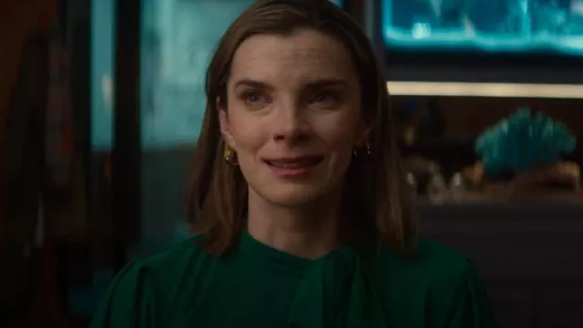 Cece Top à manches bouffantes à col rond en vert porté par Lina (Betty Gilpin) comme on le voit dans Trois femmes (S01E02)