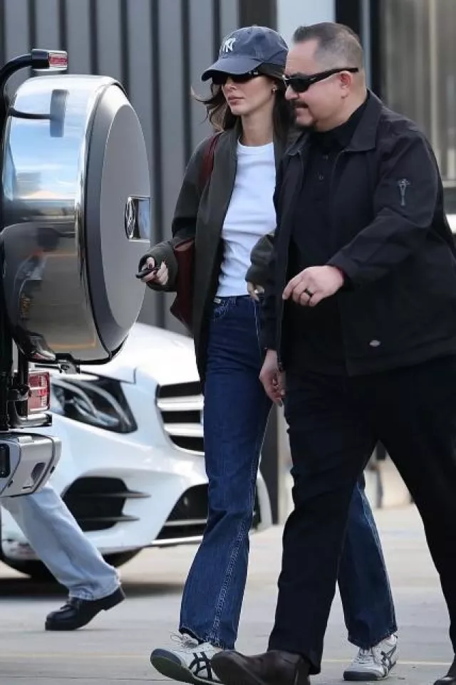 Jeans Khaite Danielle à Montgomery porté par Kendall Jenner à Los Angeles le 16 janvier 2024