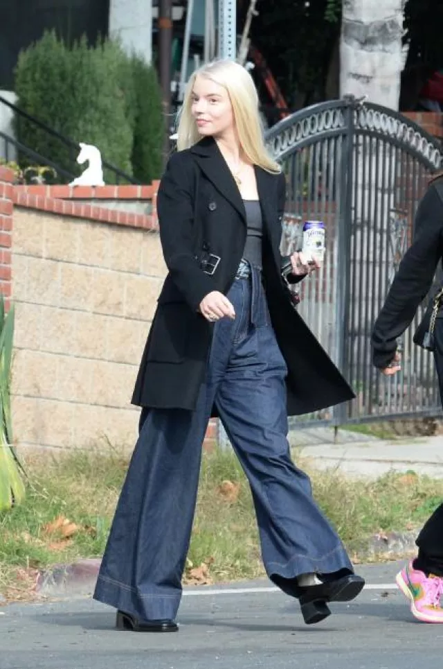 Jean évasé Dior Denim Couture avec ceinture porté par Anya Taylor-Joy à Los Angeles le 19 janvier 2024