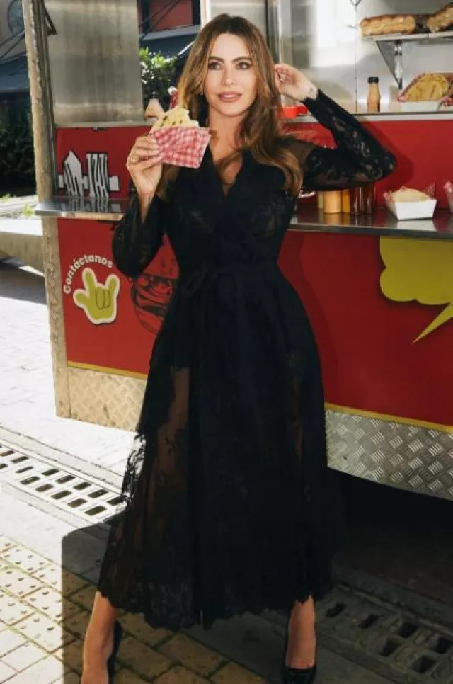 Manteau en dentelle Dolce & Gabbana Chantilly avec ceinture porté par Sofía Vergara sur son post Instagram le 19 janvier 2024