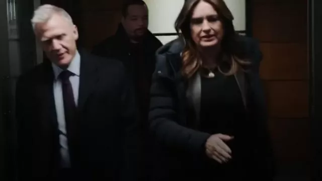 Manteau en duvet Mackage Light porté par la détective Olivia Benson (Mariska Hargitay) comme on le voit dans Law & Order : Special Victims Unit (S25E01)