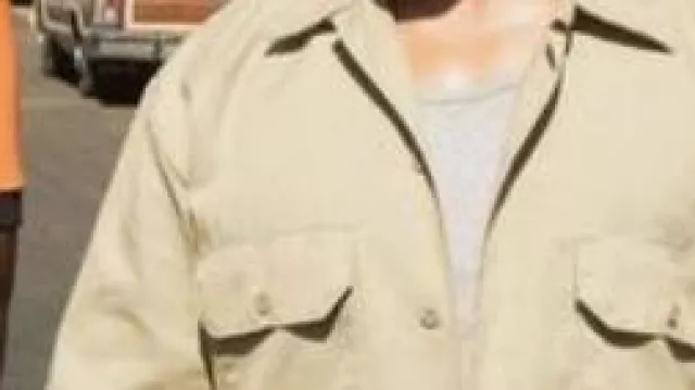 Camisa beige usada por leon de la nevada de Leon Simmons (Isaiah John) en Snowfall (S01E01)