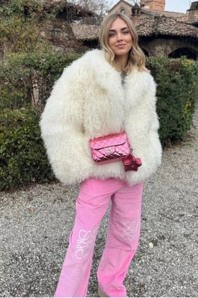 Le manteau de fourrure court Attico porté par Chiara Ferragni sur sa story Instagram le 21 janvier 2024