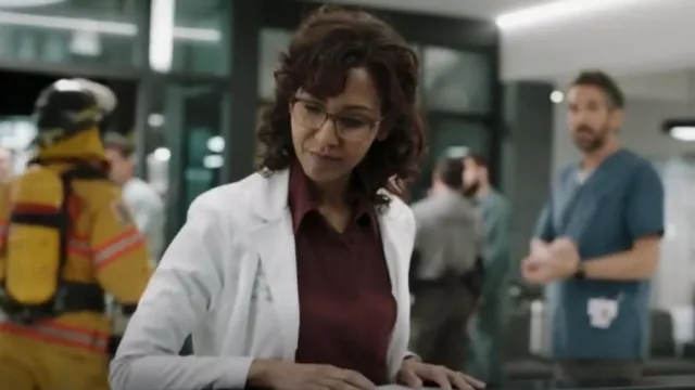 Chemise ajustée classique Theory portée par Neeta Devi (Rekha Sharma) comme on le voit dans Transplant (S04E10)