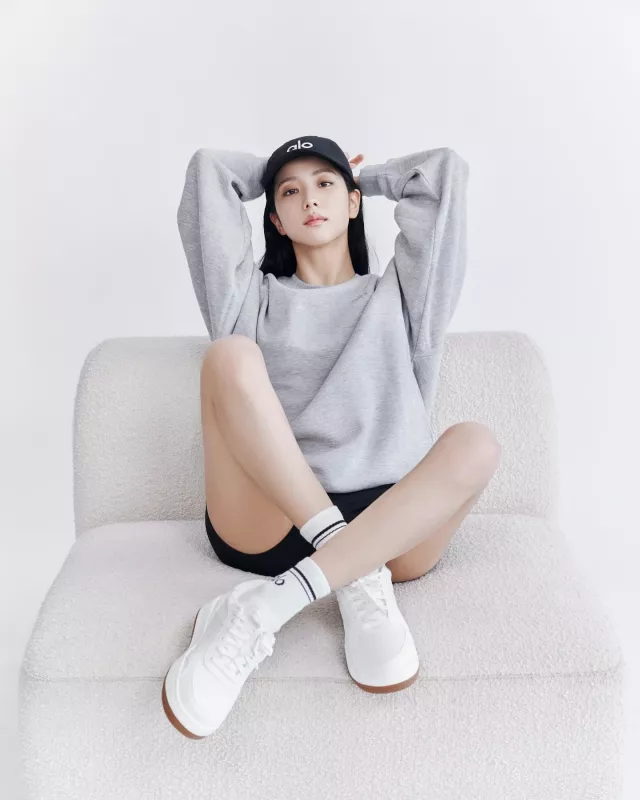 Alo Yoga Accolade Crew Neck Pullover worn by Jisoo at X Alo  on January 17, 2024