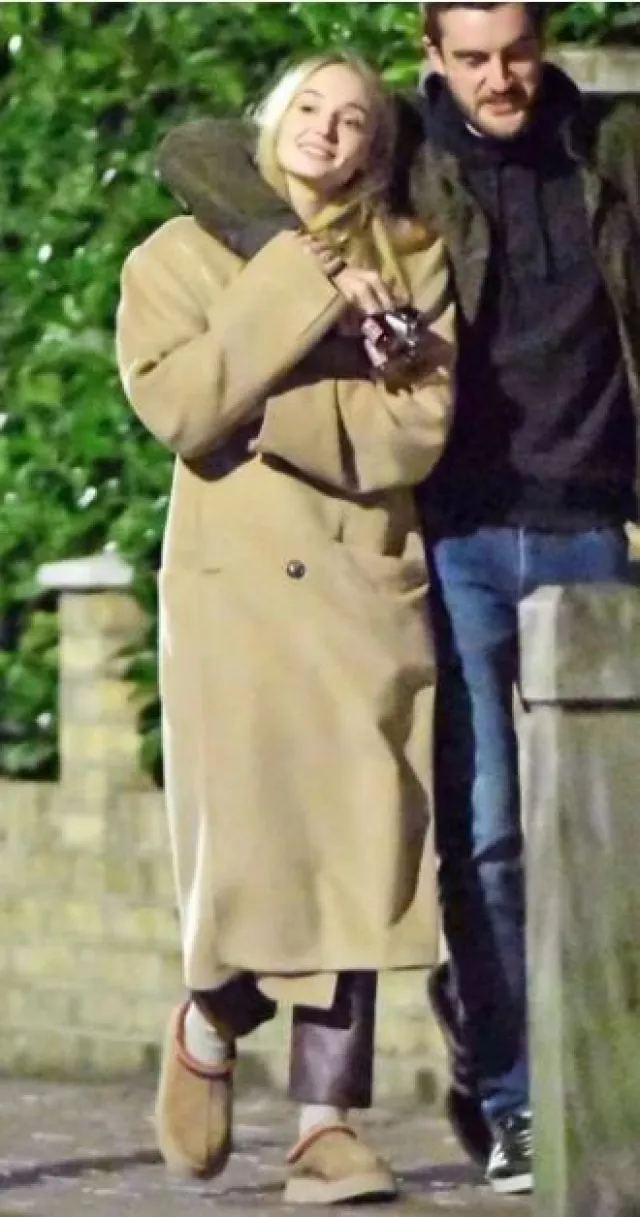 UGG Tazz Slipper Chestnut portée par Sophia Turner à Londres le 17 janvier 2024