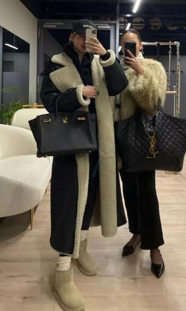 Trench-coat en peau de mouton Ivana Mentlova porté par Leonie Hanne sur sa Story Instagram le 21 janvier 2024