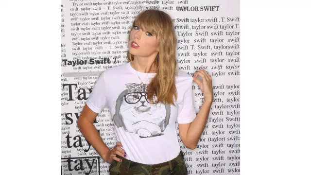 T)shirt blanc avec chat et lunettes porté par Taylor Swift sur une photo Instagram
