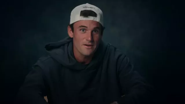 Sudadera con capucha con el logotipo de New Balance usada por Tommy Paul como se ve en Break Point (S02E03)