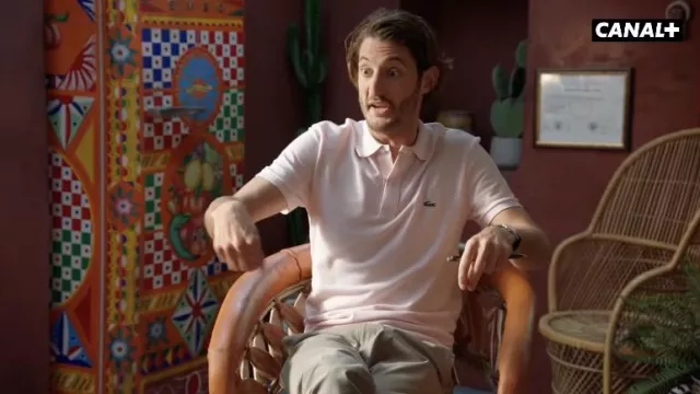 Le polo Lacoste porté par Dr. Juiphe (Pierre Niney) dans la série Le Flambeau : Les aventuriers de Chupacabra