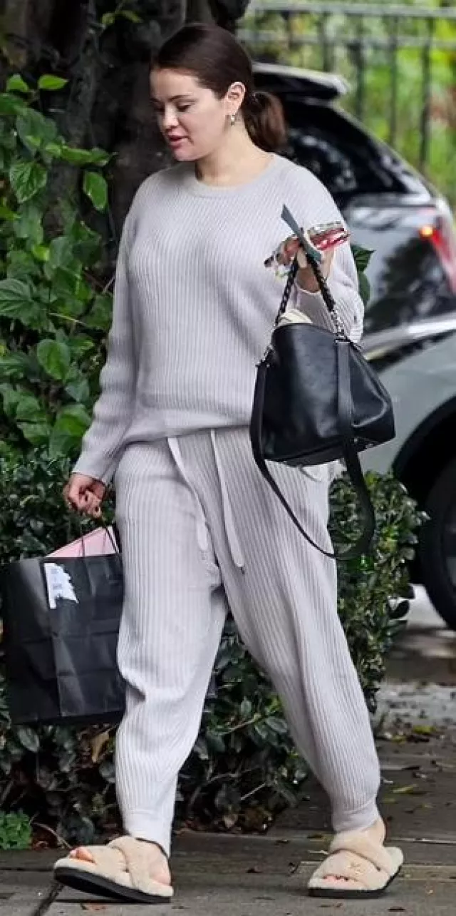 Louis Vuitton Sunset Comfort Flat Mule en Nude portée par Selena Gomez à West Hollywood le 22 janvier 2024