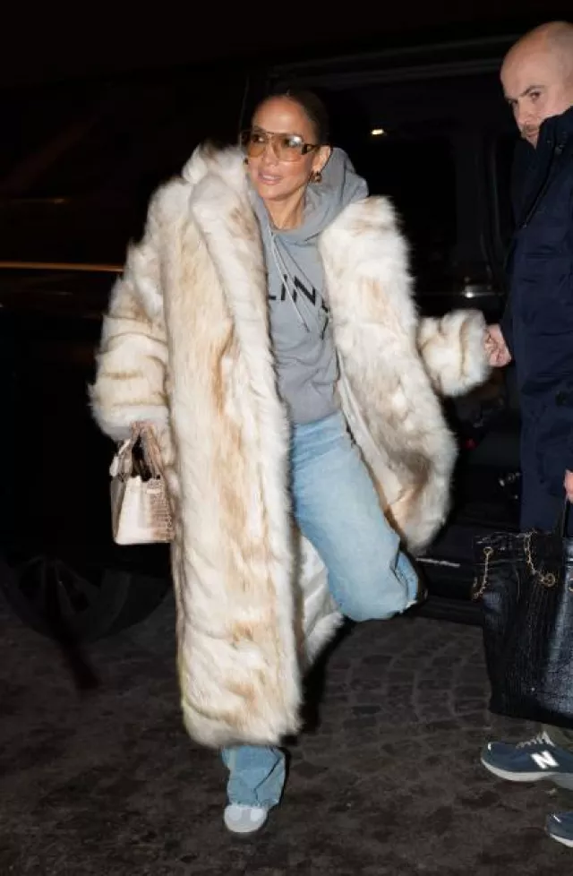 Bottega Veneta Gold Tone Gradient Effect Aviator Shades worn by Jennifer Lopez in Paris on January 21, 2024