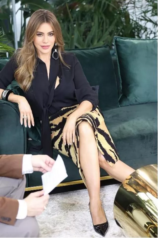 Escarpins en cuir verni Versace portés par Sofia Vergara lors de la promo Griselda le 22 janvier 2024