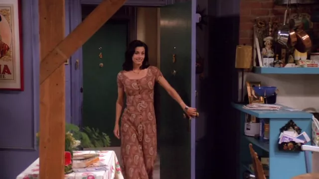 des années 90 Paisley Maxi robe portée par Monica Geller (Courteney Cox) comme on le voit dans Friends (S01E03)