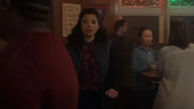 Camisa de botones con estampado floral hipster de Bella Dahl usada por Violet Mikami como se ve en Chicago Fire (T12E02)