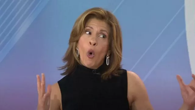Kendra Scott Danielle mère de Pearl Link Charm Huggie Hoop boucles d’oreilles portées par Hoda Kotb comme on le voit dans Aujourd’hui avec Hoda et Jenna le 24 janvier 2024