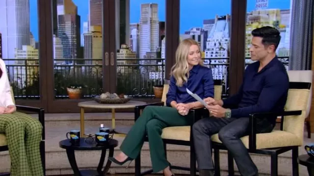 Lafayette 148 New York Blouse boutonnée en soie à manchettes françaises portée par Kelly Ripa comme on le voit dans LIVE avec Kelly et Mark le 19 janvier 2024