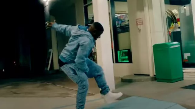 Sudadera con capucha de mezclilla con logotipo azul diésel usada por Blac Youngsta en Blac Youngsta, Lil Migo, Trapionn - Plugged N (Video oficial)