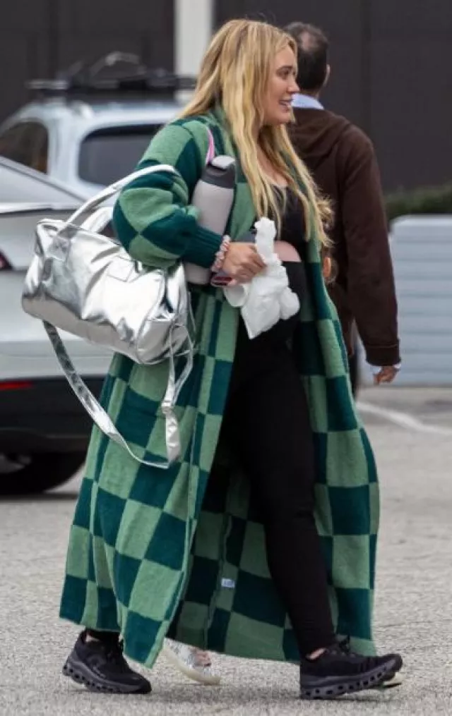 Owala Free Sip worn by Hilary Duff in Los Angeles on January 24, 2024