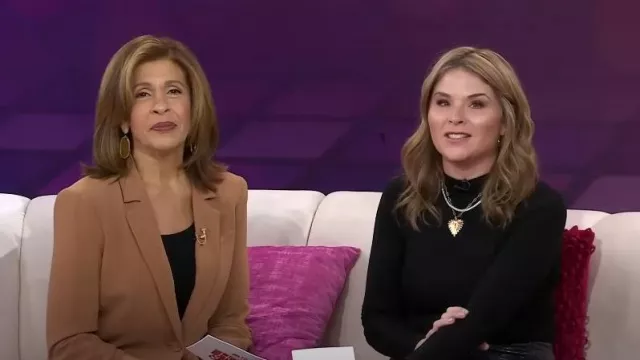 Boucles d’oreilles Elle en plaqué or Kendra Scott en œil de tigre brun portées par Hoda Kotb comme on le voit dans Today with Hoda & Jenna le 25 janvier 2024