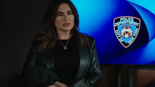Veste en cuir Alexander Mcqueen portée par la détective Olivia Benson (Mariska Hargitay) comme on le voit dans Law & Order : Special Victims Unit (S25E02)