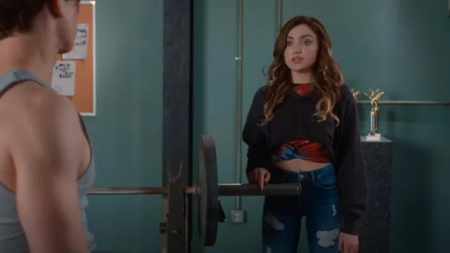 Sudadera con capucha recortada en apuros de Forever 21 usada por Tory Nichols (Peyton List) como se ve en Cobra Kai (T04E01)