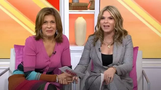 Kendra Scott Danielle mère de Pearl Link Charm Huggie Hoop boucles d’oreilles portées par Hoda Kotb comme on le voit dans Aujourd’hui avec Hoda et Jenna le 26 janvier 2024