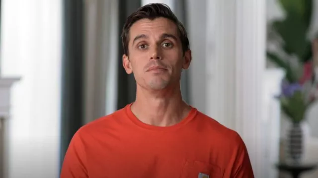 T-shirt Carhartt WIP porté par Antoni Porowski dans Queer Eye (S08E02)