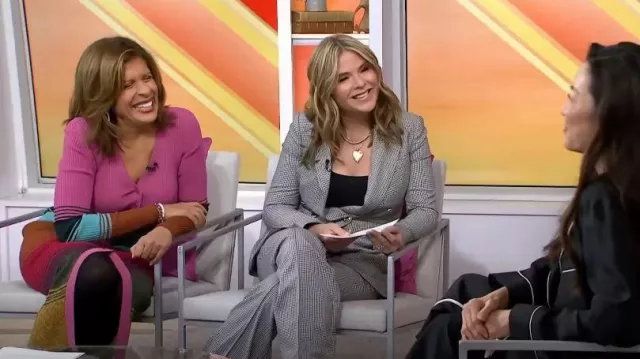 Pull Staud Shoko en mosaïque rayé porté par Hoda Kotb comme on le voit dans Today with Hoda & Jenna le 26 janvier 2024