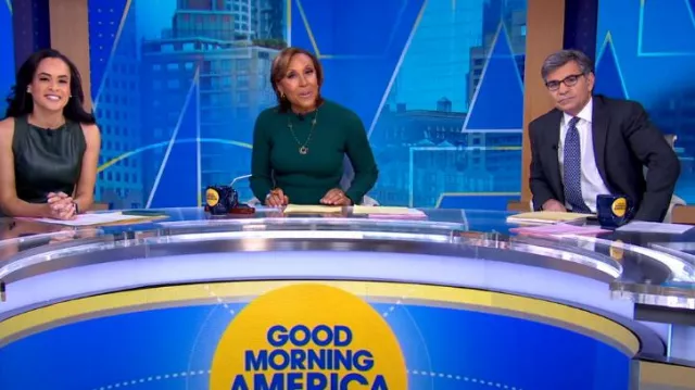 Vestido de botones laterales colectivo de Adam Lippes en verde usado por Robin Roberts como se vio en Good Morning America el 29 de enero de 2024