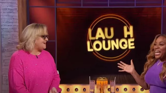 Suéter de cuello redondo con tachuelas de diamantes de imitación de Cece usado por Chonda Pierce visto en Sherri el 22 de enero de 2024