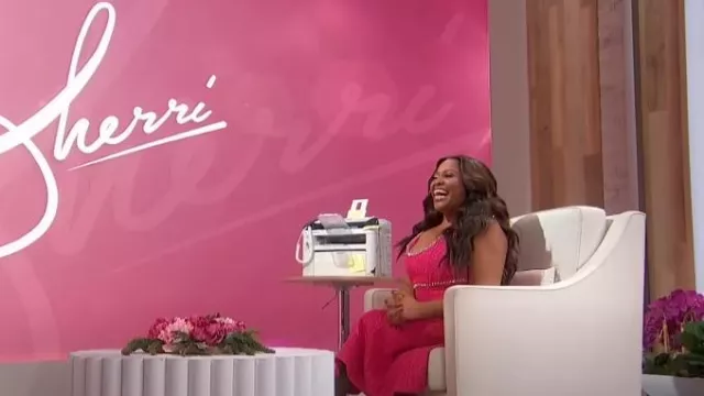 Vestido midi bouclé adornado con cristales de autorretrato usado por Sherri Shepherd visto en Sherri el 23 de enero de 2024