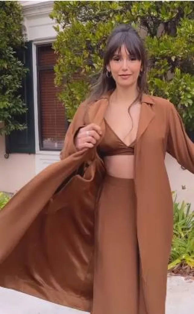 Kate Young x Splendid Cupro Wrap Coat porté par Nina Dobrev sur son Instagram le 19 janvier 2024