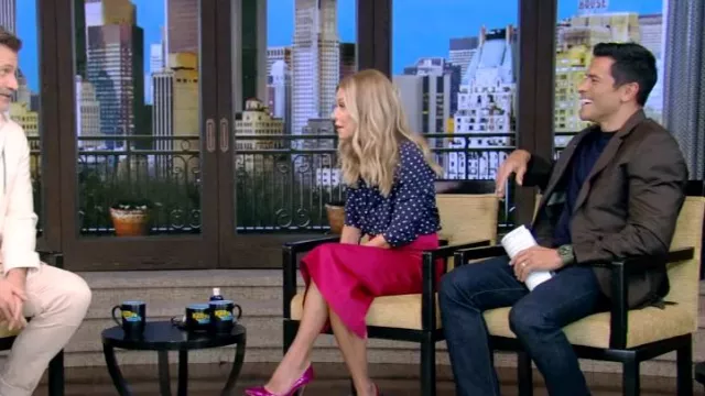 Camisa de seda con cuello de bufanda de lunares de Miu Miu usada por Kelly Ripa como se vio en LIVE with Kelly and Mark el 29 de enero de 2024