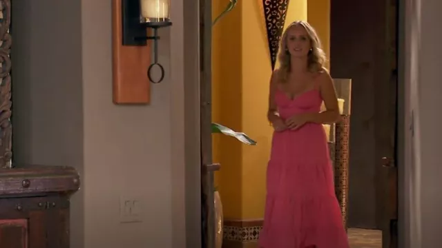 Robe mi-longue de la princesse Polly Joella en rose portée par Daisy Kent comme on le voit dans The Bachelor (S28E02)