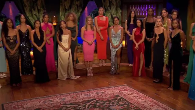 Oh Polly Adoria Robe longue à manches simples découpée en rouge portée par Katelyn DeBacker comme on le voit dans The Bachelor (S28E02)